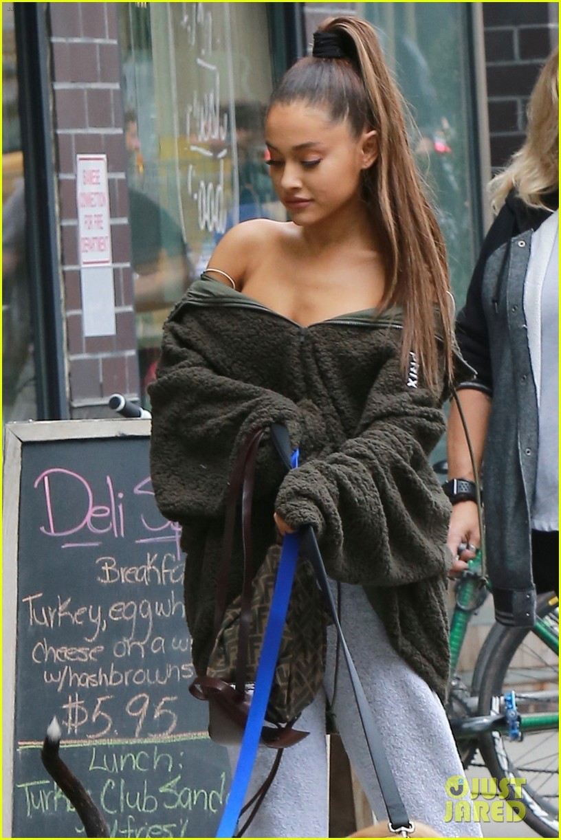 ariana grande walks her dogs in nyc 07