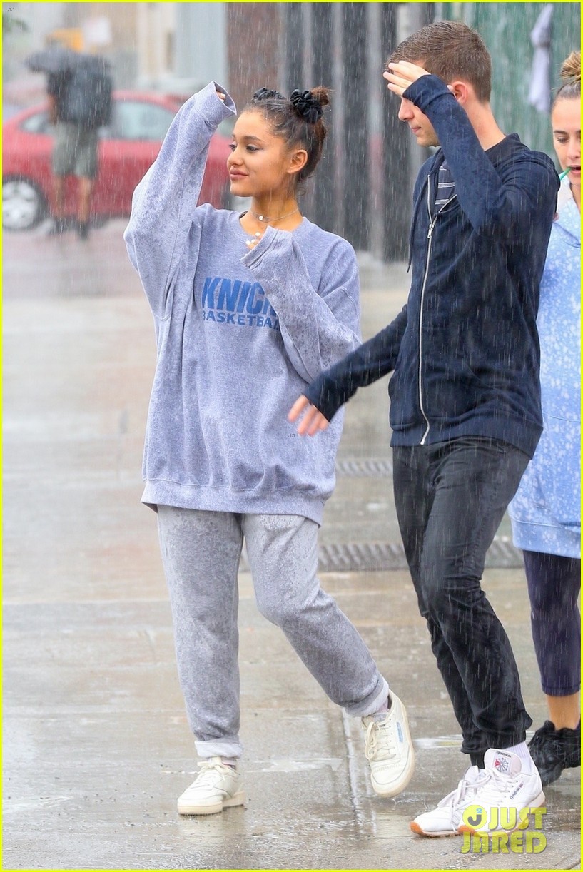ariana grande friends get drenched rain storm 09