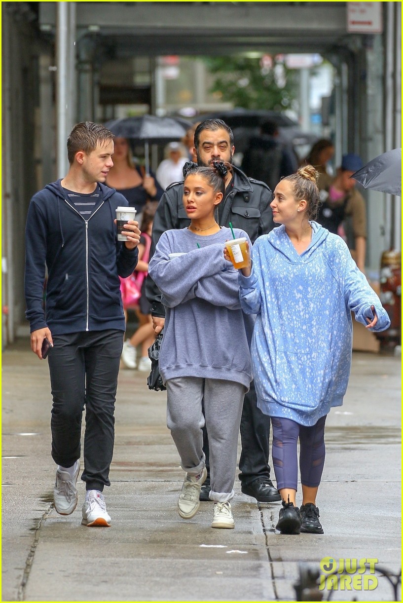 ariana grande friends get drenched rain storm 23