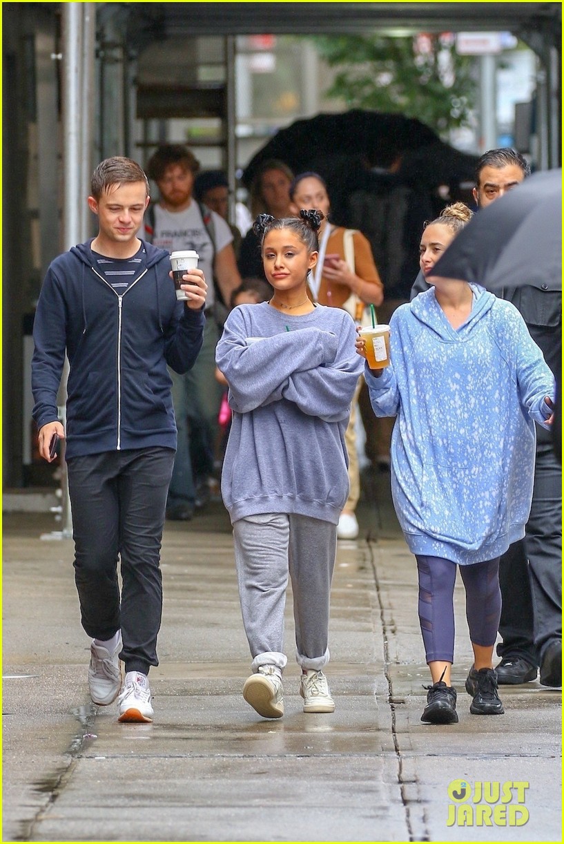 ariana grande friends get drenched rain storm 28