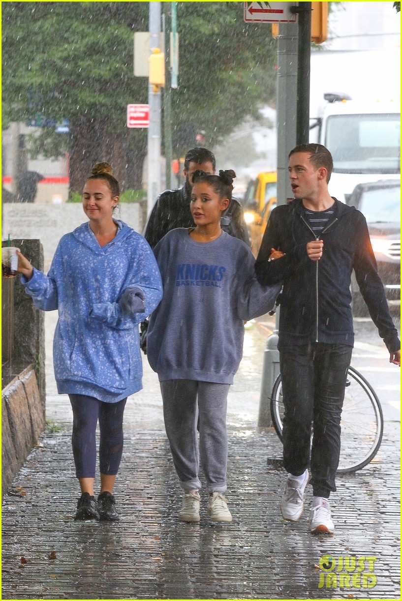 ariana grande friends get drenched rain storm 36