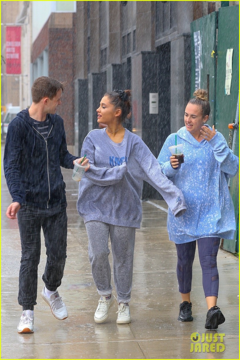 ariana grande friends get drenched rain storm 53