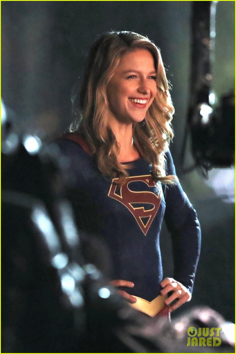 melissa benoist gets int character on the supergirl set 05