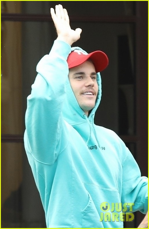 justin bieber steps out with his guitar in beverly hills 01