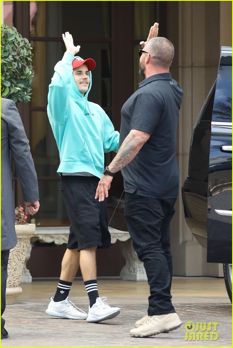 justin bieber steps out with his guitar in beverly hills 03