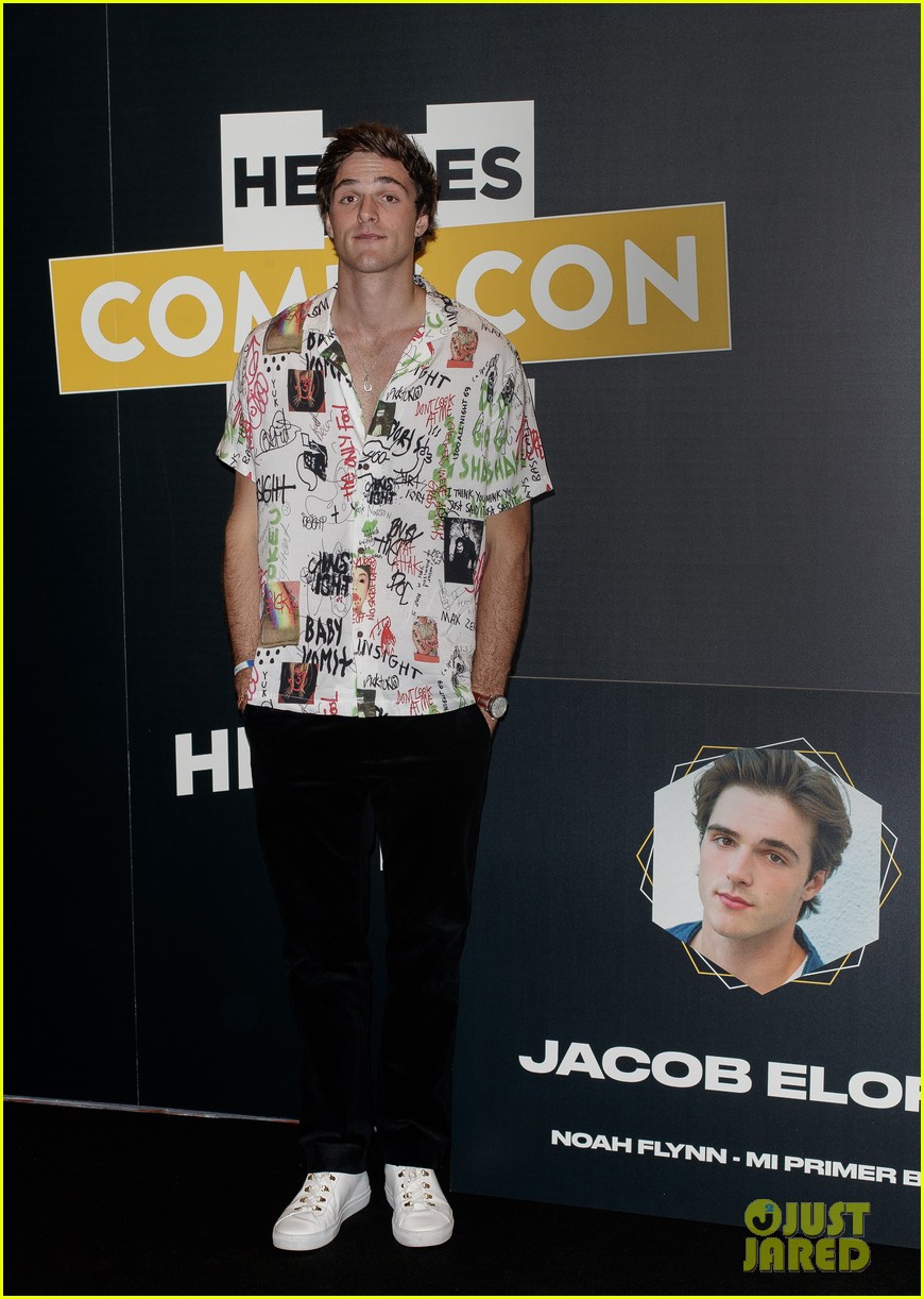 jacob elordi greets fans at heroes comiccon in spain2 04