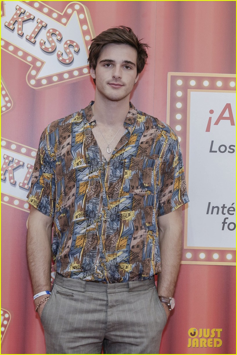 jacob elordi greets fans at heroes comiccon in spain2 07
