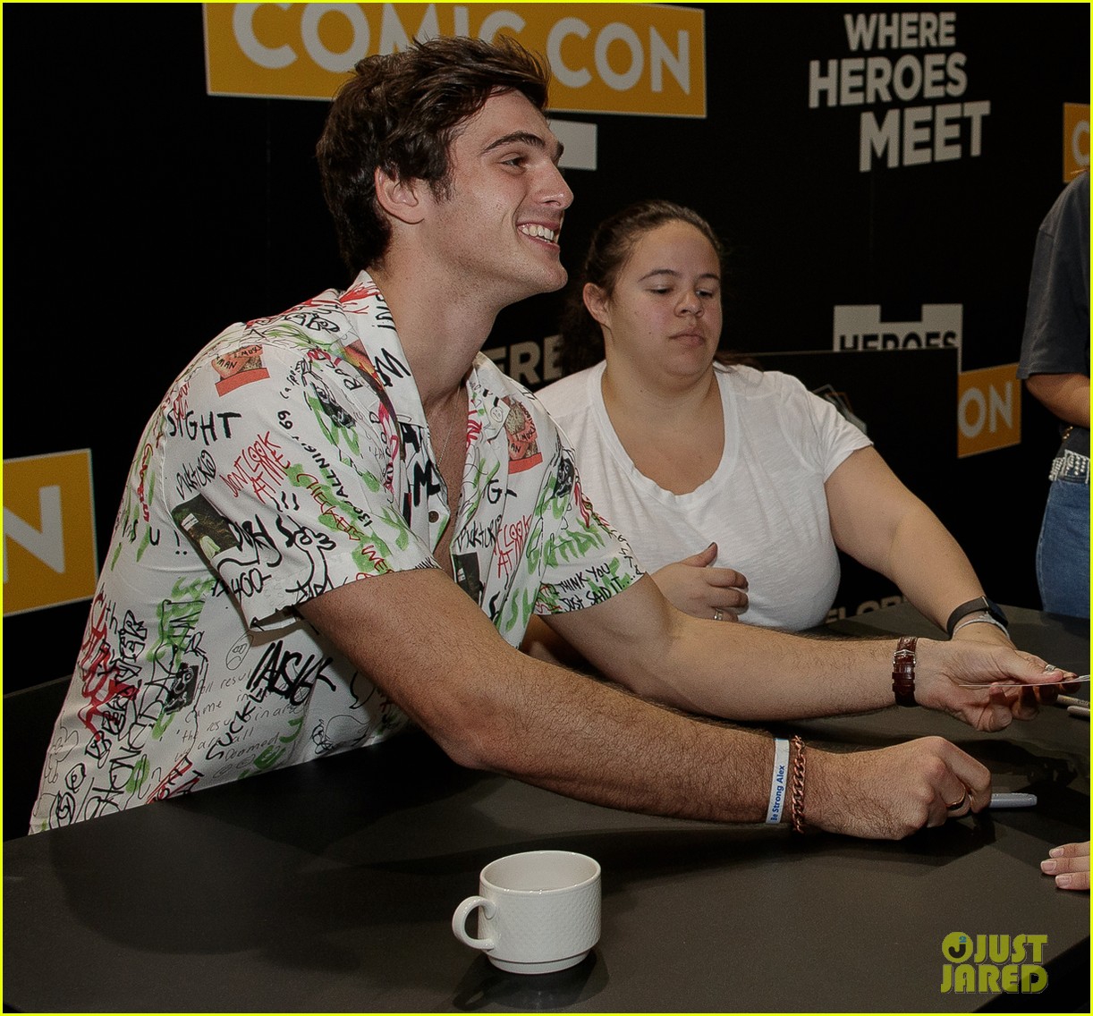 jacob elordi greets fans at heroes comiccon in spain2 10