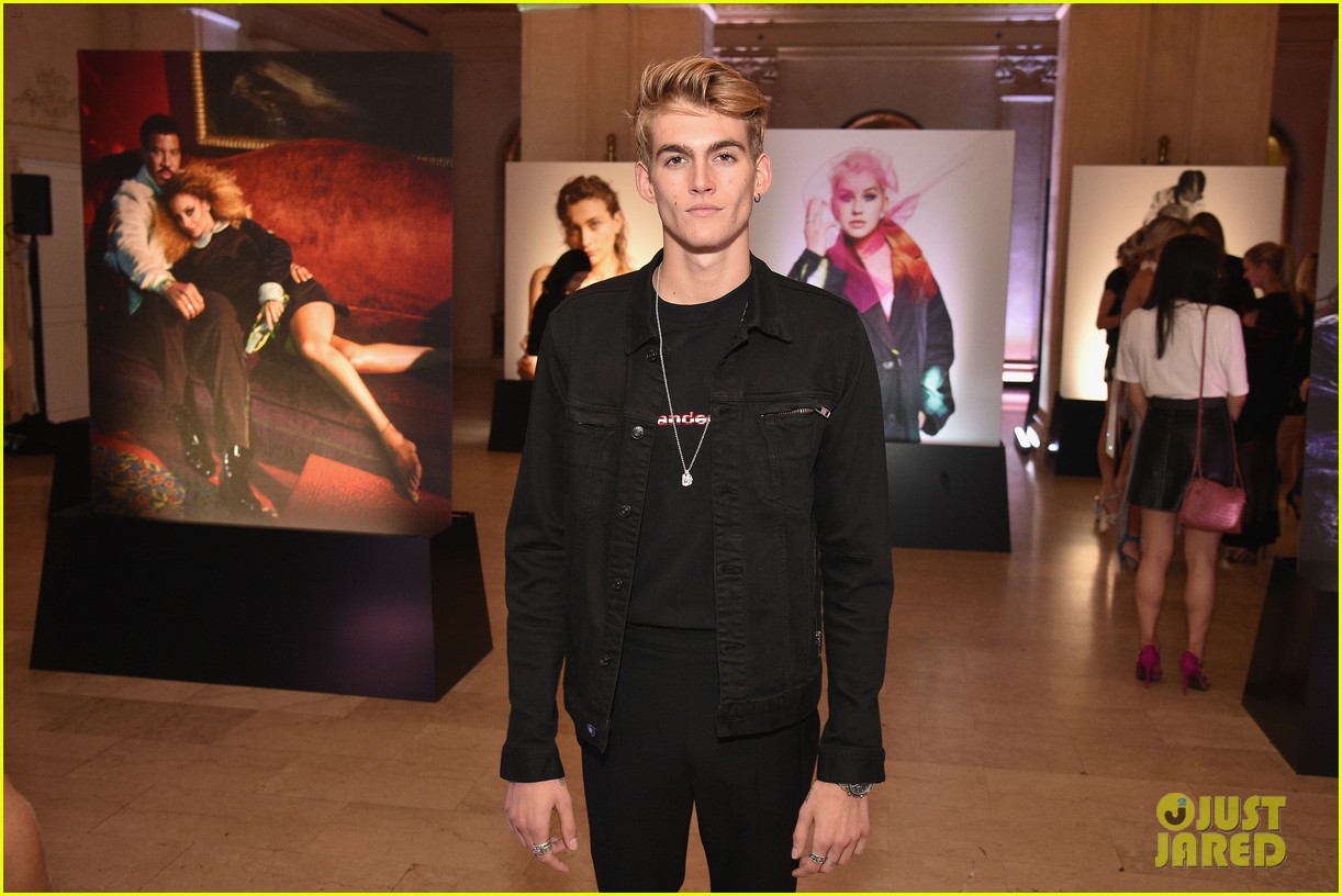 kaia and presley gerber join hayley kiyoko and more stars at harpers bazaar icons party 07