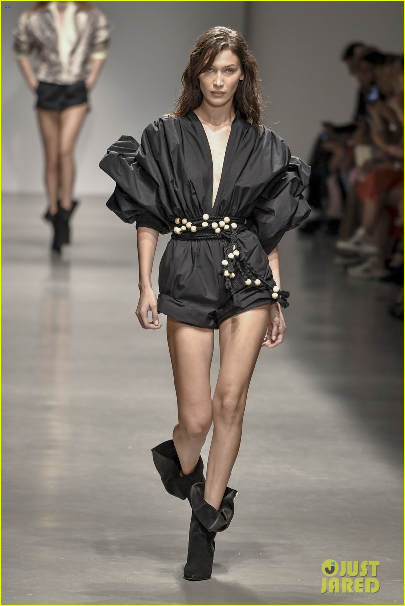 gigi bella hadid hit runway for roberto cavalli milan fashion week 06