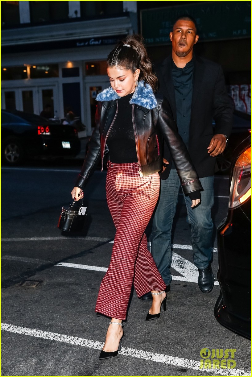 selena gomez grabs dinner with friends in nyc 01