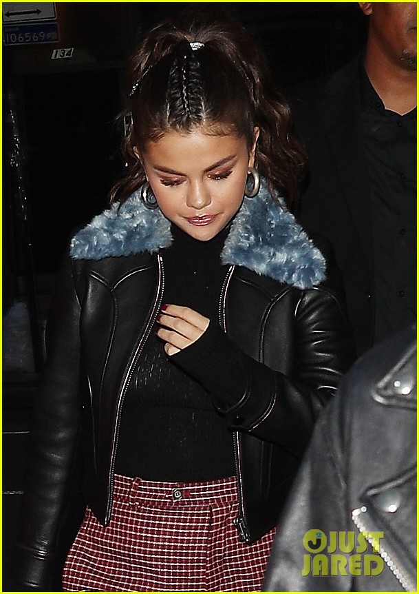selena gomez grabs dinner with friends in nyc 02