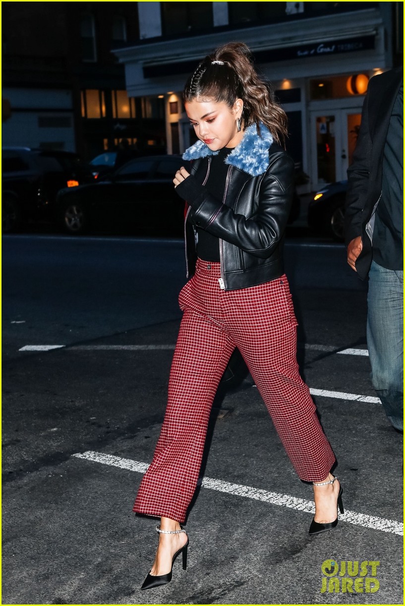 selena gomez grabs dinner with friends in nyc 06