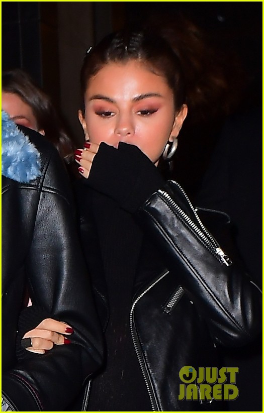 selena gomez grabs dinner with friends in nyc 07
