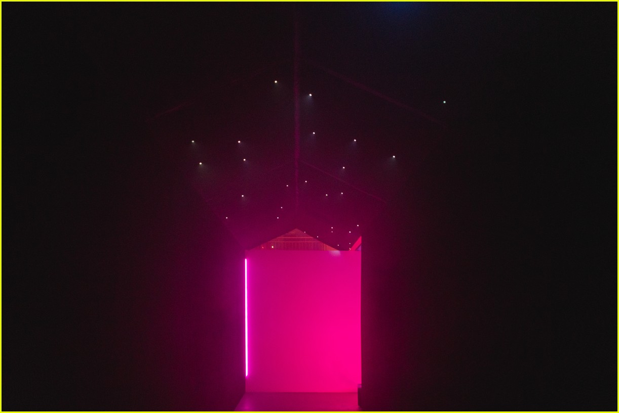 ariana grande brings sweetener album to life with spotify pop up experience03