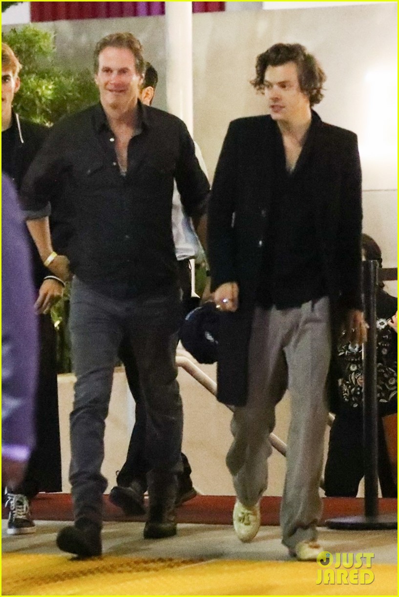 harry styles leaves the eagles concert with cindy crawford family 01