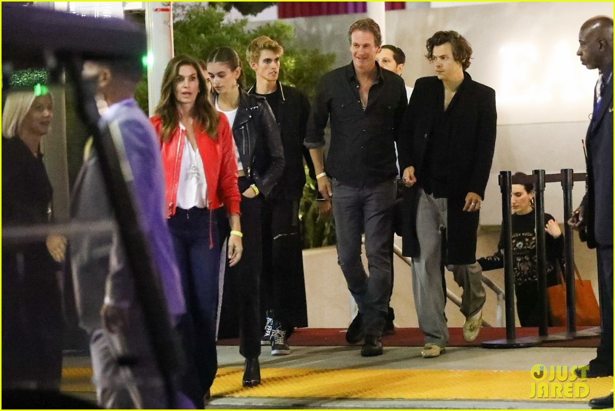 harry styles leaves the eagles concert with cindy crawford family 04