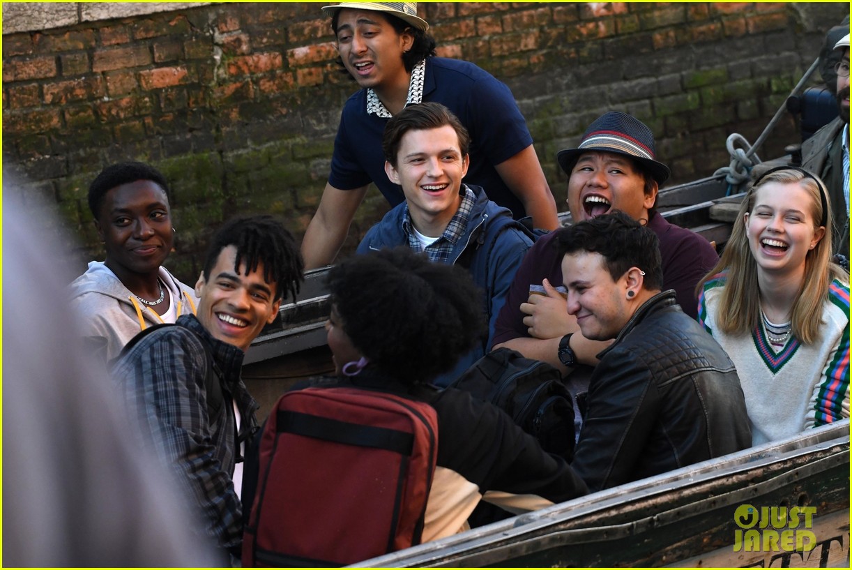 tom holland and zendaya film spider man far from home in the canals in italy01