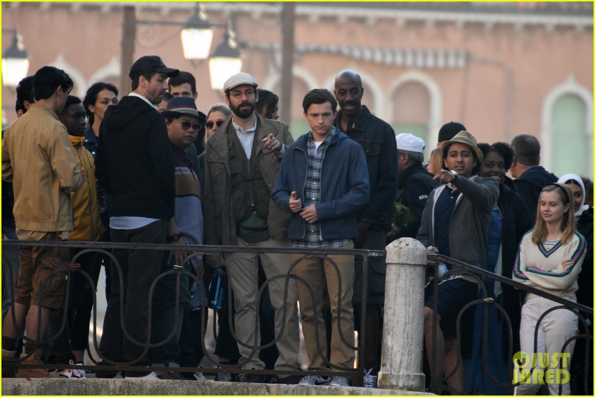 tom holland and zendaya film spider man far from home in the canals in italy12