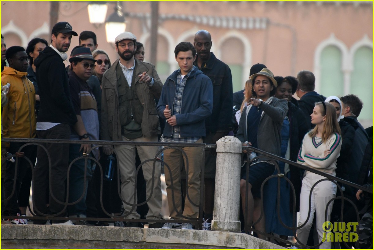 tom holland and zendaya film spider man far from home in the canals in italy14