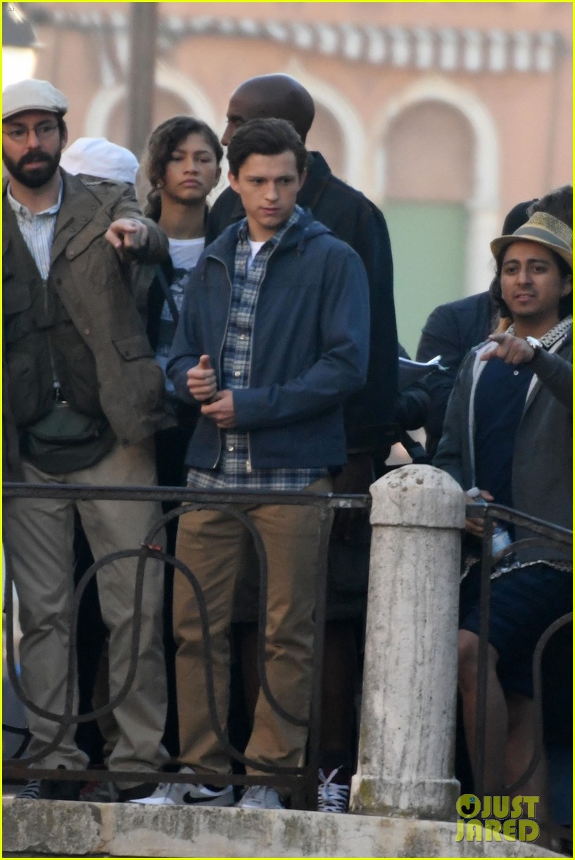 tom holland and zendaya film spider man far from home in the canals in italy15