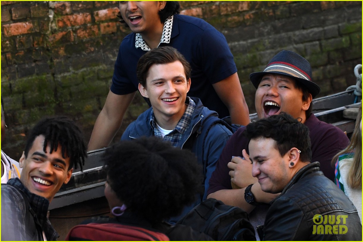 tom holland and zendaya film spider man far from home in the canals in italy21