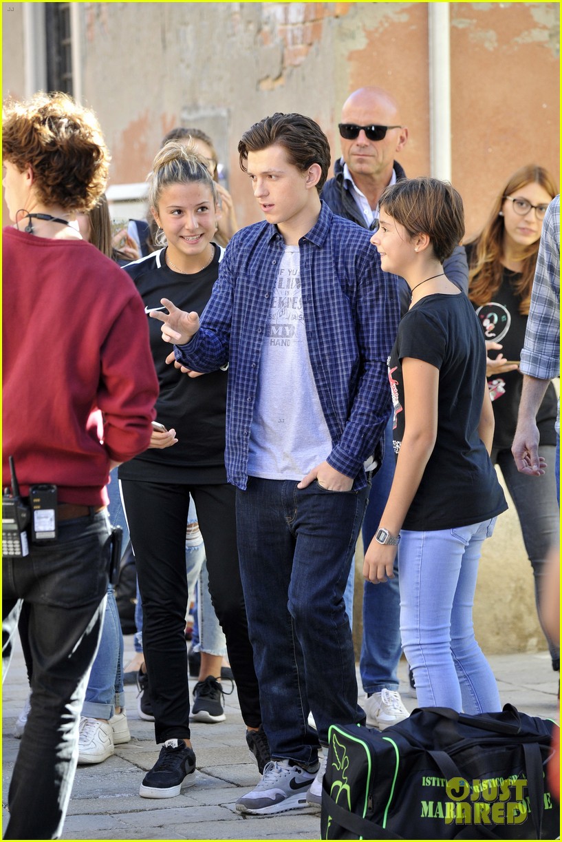tom holland and zendaya film spider man far from home in the canals in italy44
