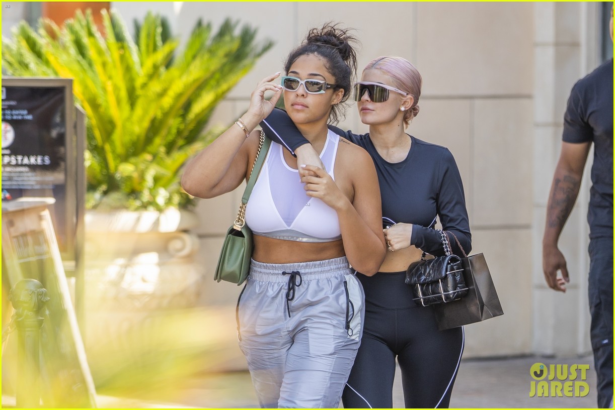 kylie jenner shows off new pink hair while jewelry shopping 01