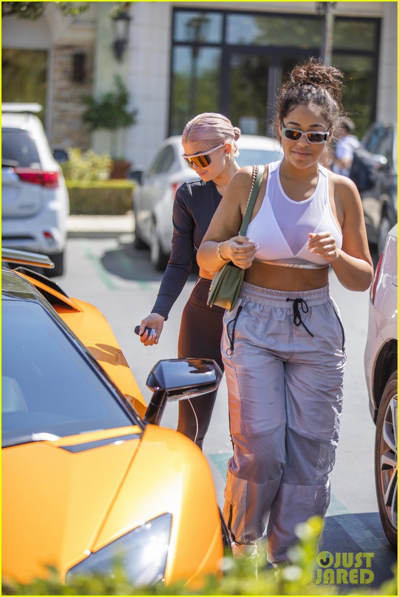 kylie jenner shows off new pink hair while jewelry shopping 04