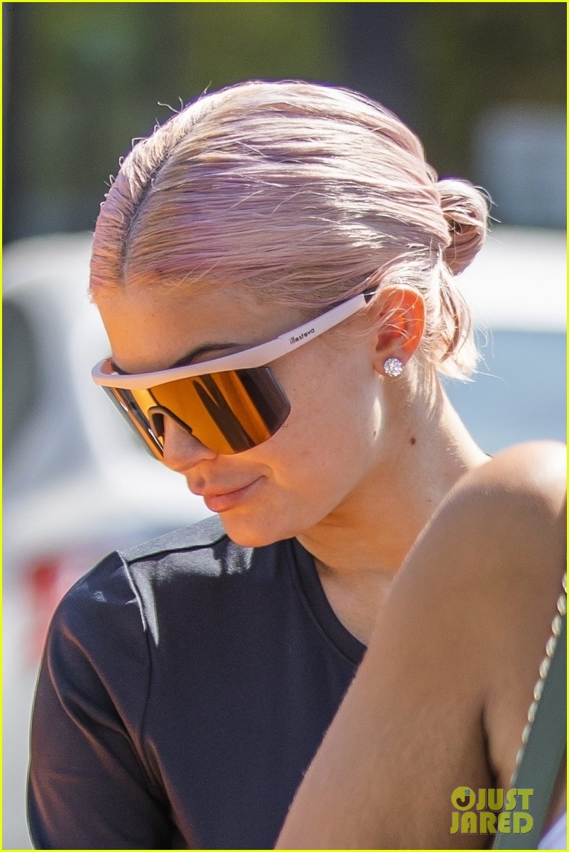 kylie jenner shows off new pink hair while jewelry shopping 13