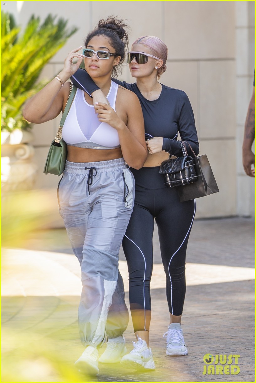kylie jenner shows off new pink hair while jewelry shopping 20