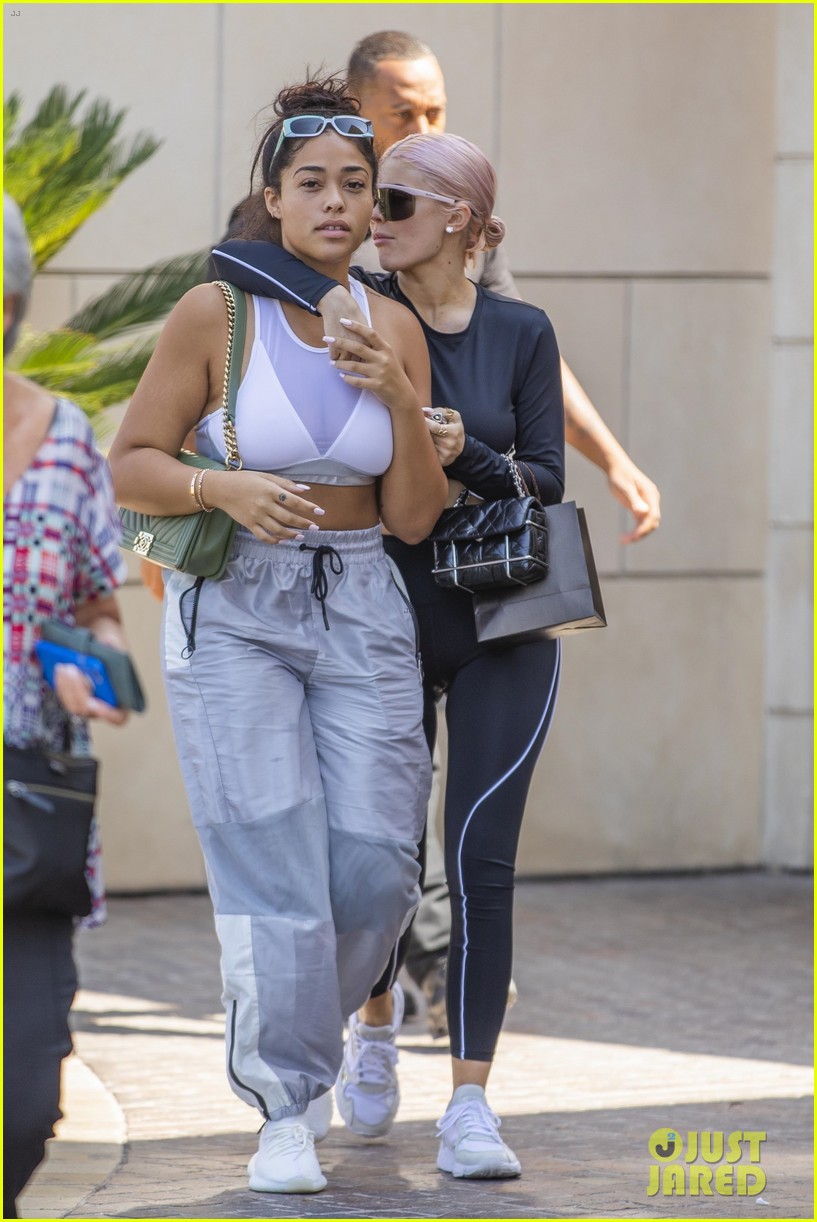 kylie jenner shows off new pink hair while jewelry shopping 22