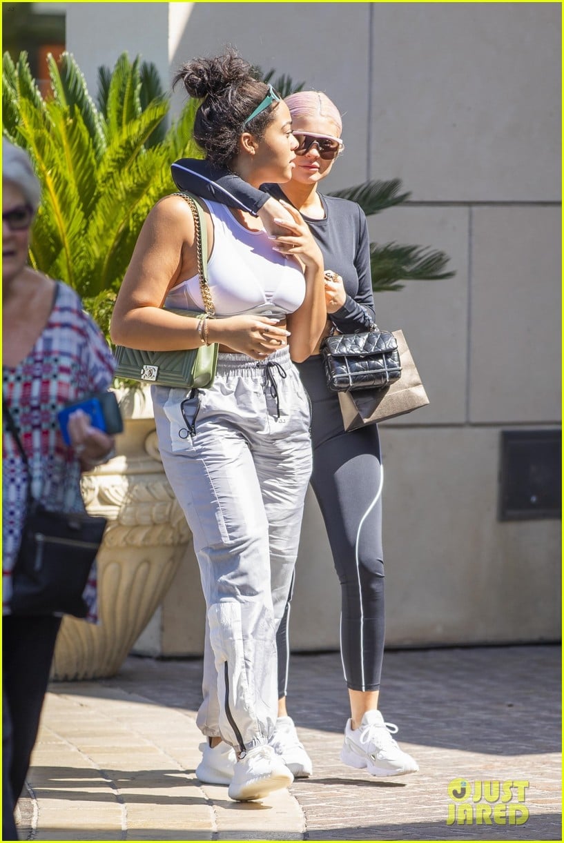 kylie jenner shows off new pink hair while jewelry shopping 23