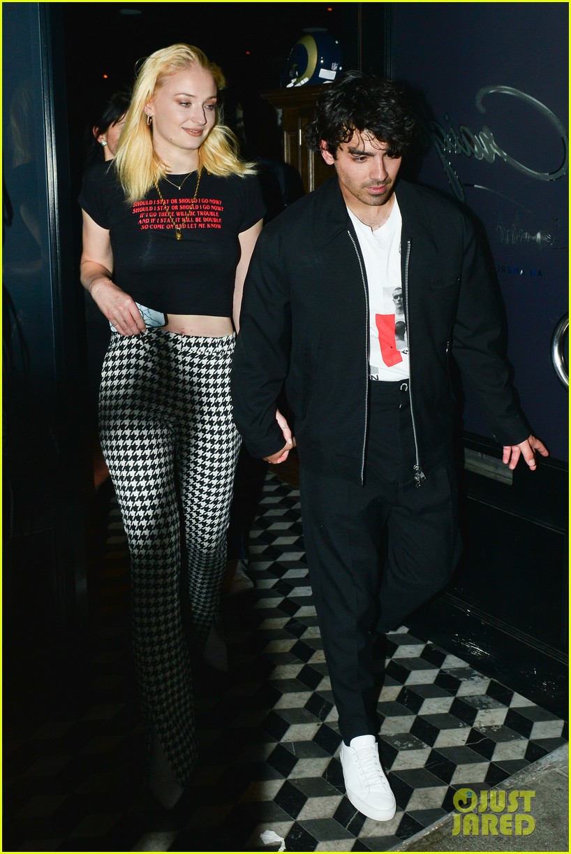 joe jonas and sophie turner coordinate their outfits for dinner at craigs01