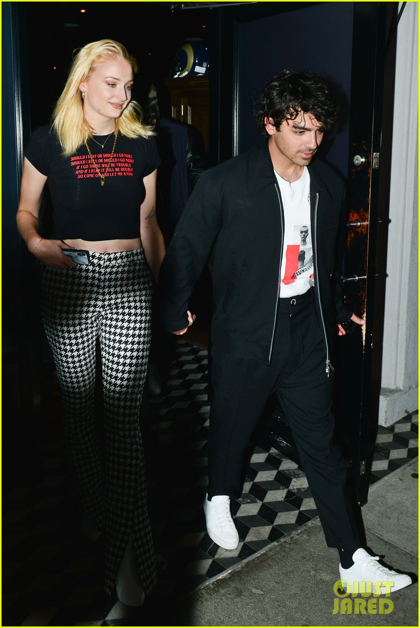 joe jonas and sophie turner coordinate their outfits for dinner at craigs02