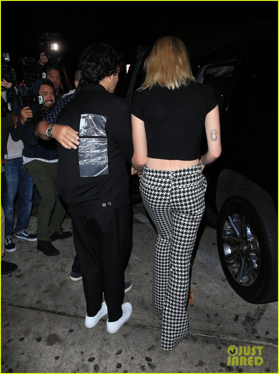 joe jonas and sophie turner coordinate their outfits for dinner at craigs05