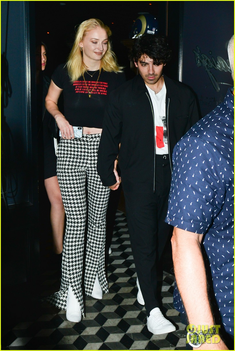 joe jonas and sophie turner coordinate their outfits for dinner at craigs08