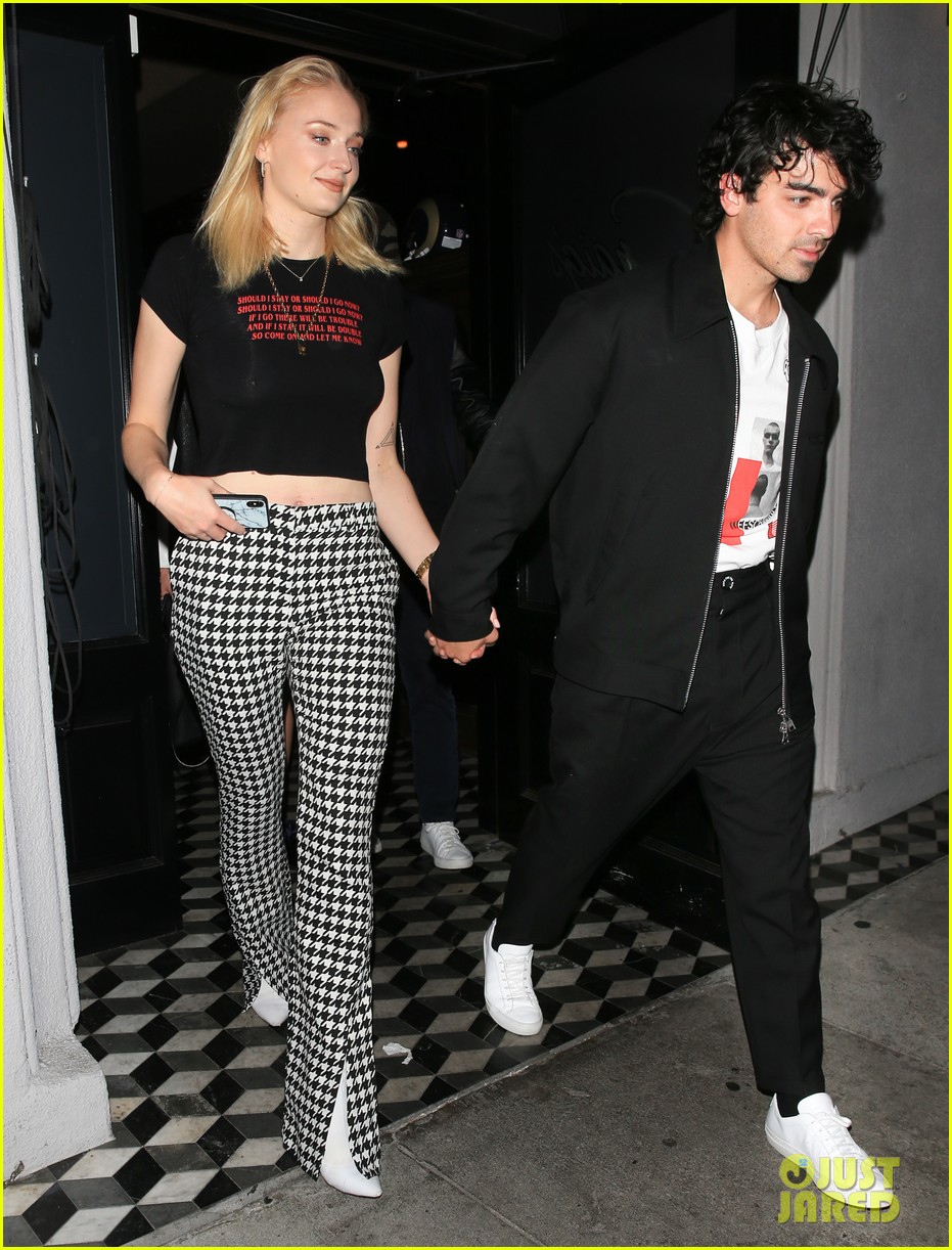 joe jonas and sophie turner coordinate their outfits for dinner at craigs10