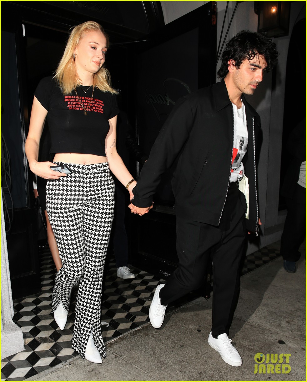 joe jonas and sophie turner coordinate their outfits for dinner at craigs12