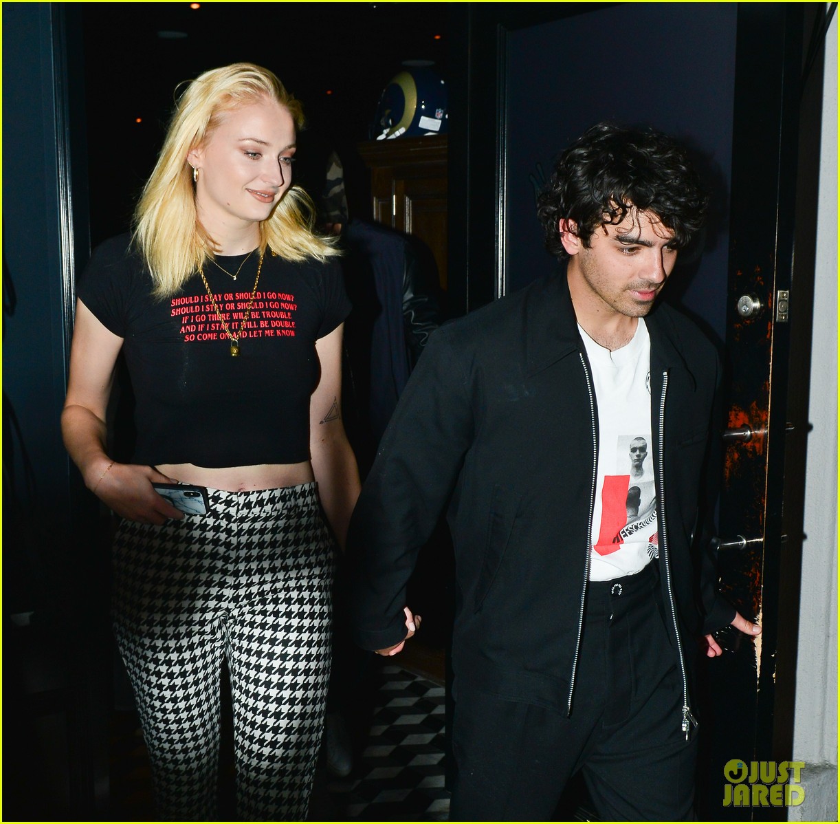joe jonas and sophie turner coordinate their outfits for dinner at craigs13