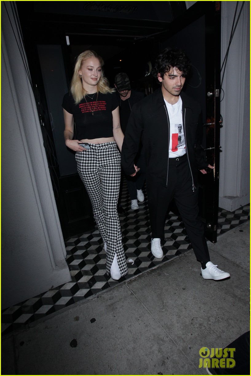 joe jonas and sophie turner coordinate their outfits for dinner at craigs16