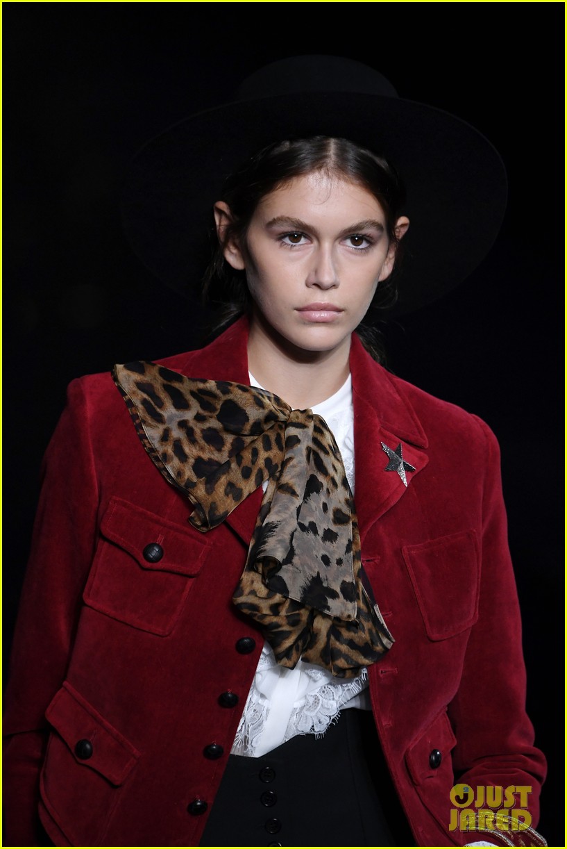 kaia gerber gets support from mom cindy crawford 12