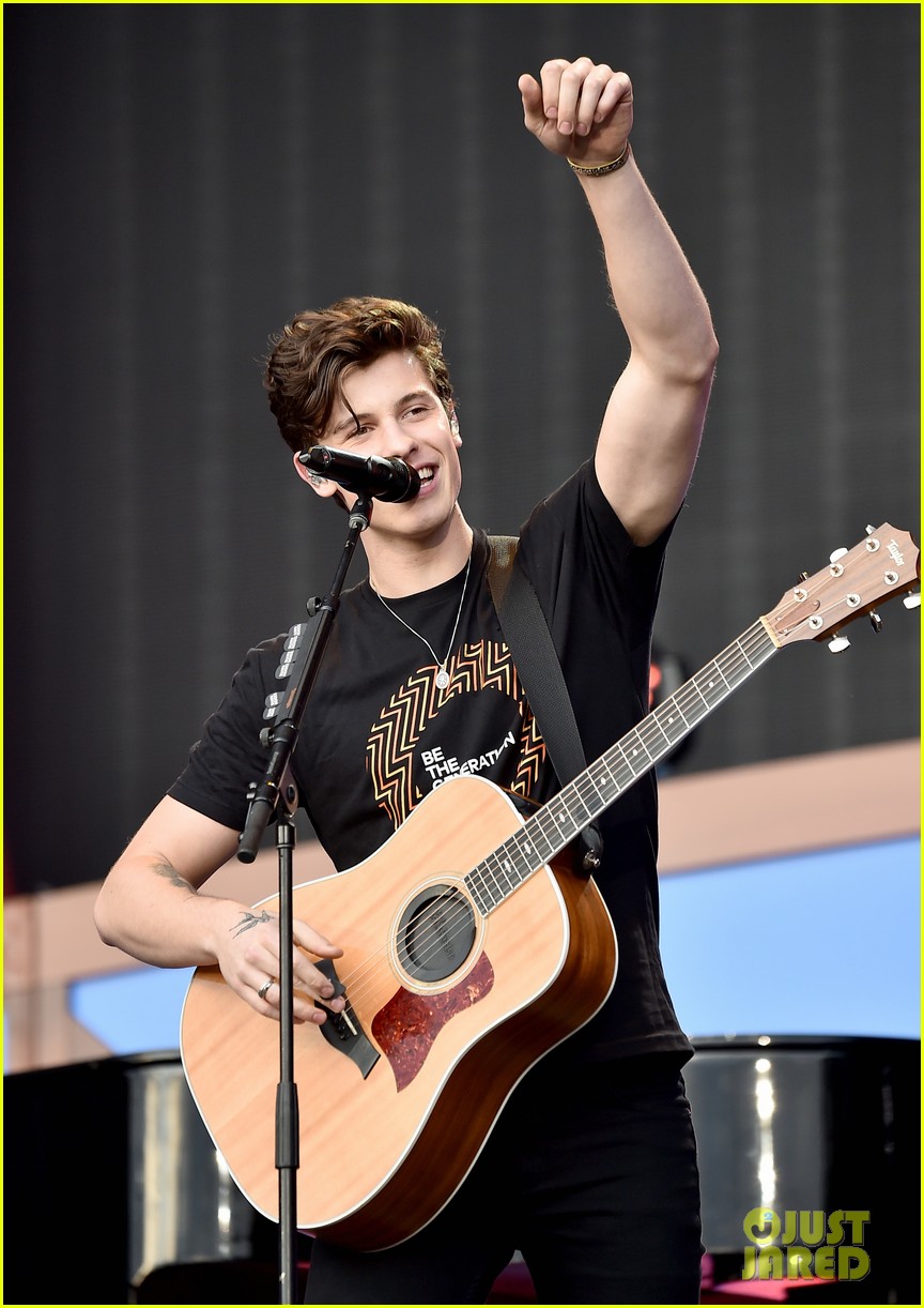 shawn mendes rocks out on stage at global citizen festival 05