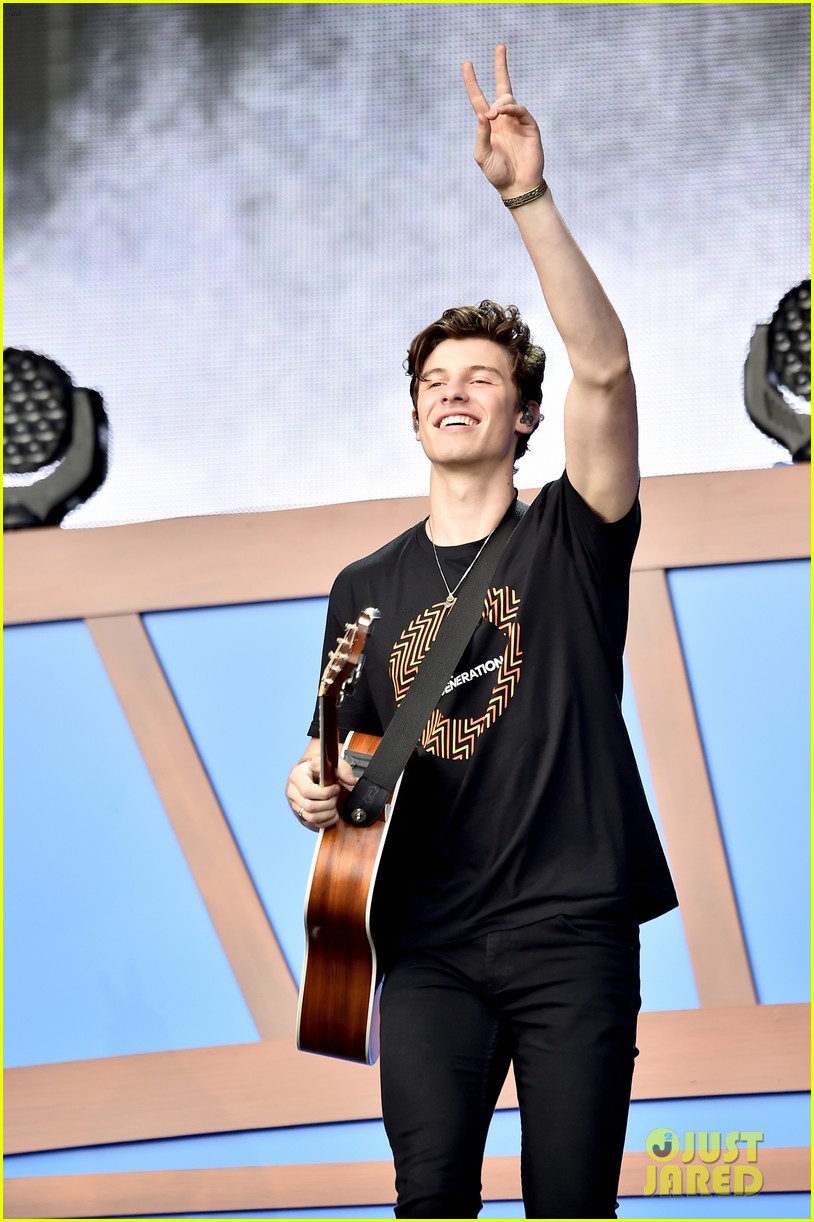 shawn mendes rocks out on stage at global citizen festival 10