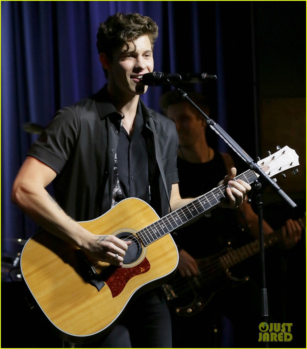 shawn mendes says hes the most nervous guy at grammy museum performance11
