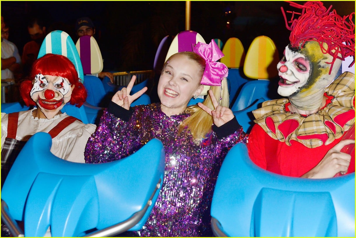 jojo siwa gets surrounded by spooks at knotts scary farm01