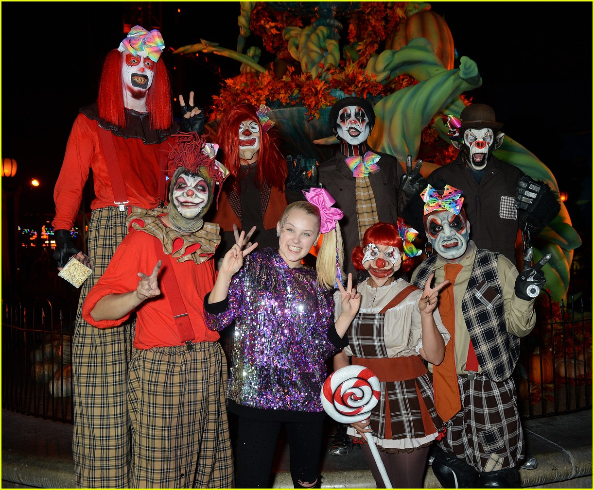 jojo siwa gets surrounded by spooks at knotts scary farm10