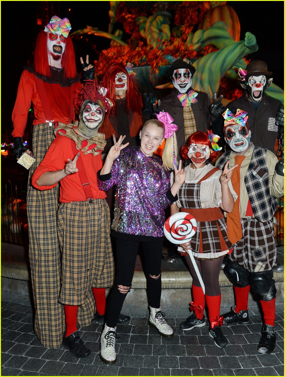 jojo siwa gets surrounded by spooks at knotts scary farm11