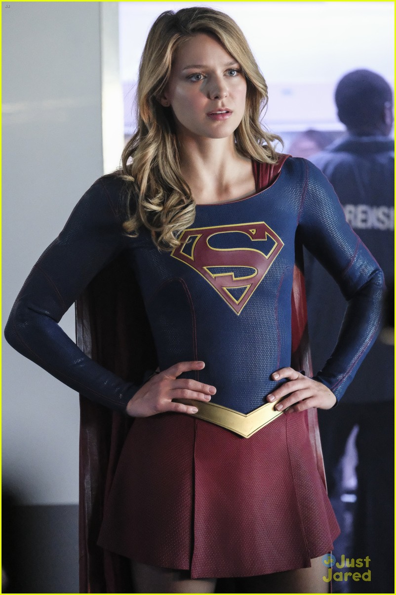 supergirl new red poster premiere pics 05