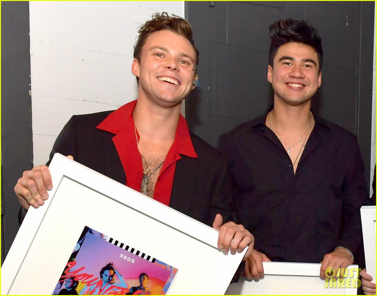 5 seconds of summer celebrate 1 million sales for youngblood01